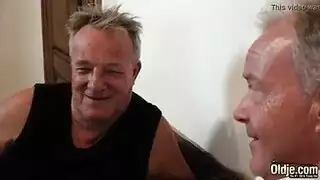 عاشقة كبار السن مع رجلين ممحونين و نيك ثلاثي نار