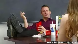 طالبة شقراء ممتلئة الجسم تملأ فم مدرسها بفرجها