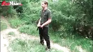 لحس فرج على جانب الطريق يؤدي إلى إيلاج مهبلي مزدوج