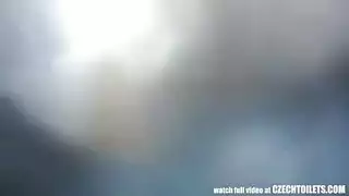 إثارة الاستحمام الذهبي: فتاة لطيفة تكشف فرجها ومؤخرتها الشاحبة