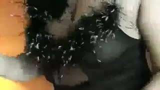 فتاة بمؤخرة فقاعية ناعمة تتعرى وترقص بتقرفص بشدة