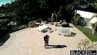 أنجيلا وايت تتلاعب بقضيب أسود عملاق بين ثدييها