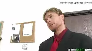 فانتازيا التلميذة: مراهقة شقراء تأخذ قضيب المدير الكبير