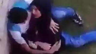 محجبة مغربية تتناك في الطريق خلف الجدار و هي هائجة