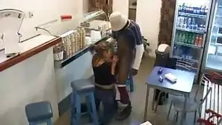 إباحية بين الأعراق: جندي ينيك عاهرة الحانة على المنضدة