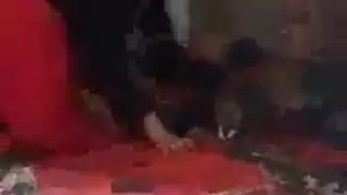 الفتيات والرجال المثيرون يحتفلون في الملهى الليلي ويحتفلون حتى الصباح الباكر