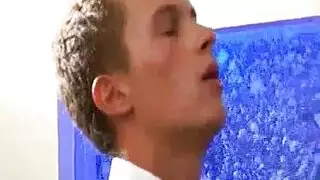 ثلاثة أطفال يرتدون ملابس وردية جميلة يفعلون ذلك ، بينما لا يوجد أحد في المنزل