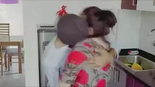 يدخل على جارته وينعجب بها