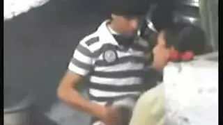تثبيت الجارة الممتلئة لجنس خشن على السلم