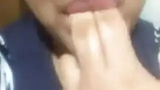 عاهرة مثارة تتوسل لقضيب صلب في مهبلها الضيق وثدييها الكبيرين