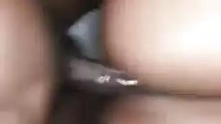 أنثى بالغة شابة تصعد على رجل ذو خبرة