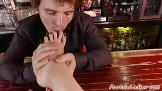 عاهرة تنعم بمص أصابع قدميها وتفحيط مهبلها في بار عام