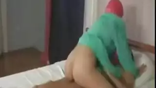 شرموطة محجبة تمص زب زبونها حتى يقذف على وجهها