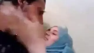 زوجة محجبة تخون مع رجل حقيقي في فيلم إباحي صريح