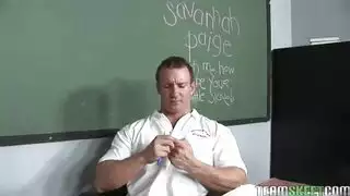 تأديب في الفصل: صفع طيزها الكبيرة ثم نيك كسها الضيق