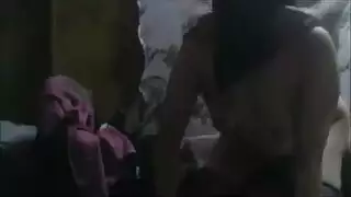 مؤخرة مريم المحجبة الكبيرة تأخذ قضيب الجار الصلب وطوفان المني