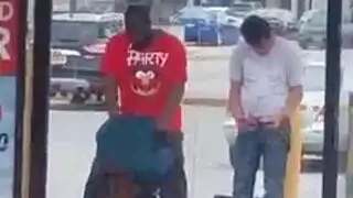 وجبة سريعة عرقية: مص وجنس في محطة الباص