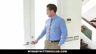 جلسة جنس عنيفة: ثديي المربية الضخمان وفتحتها الضيقة يتم تدميرهما