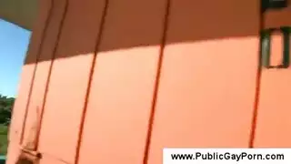 فتيان الحرم الجامعي الوسيمون في اختراق شرجي عميق وإنهاء بقذف كريمي كثيف