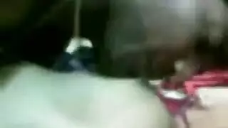 جنس منزلي صريح: الزوج يعض أثداء زوجته ويضرب فرجها المبلل