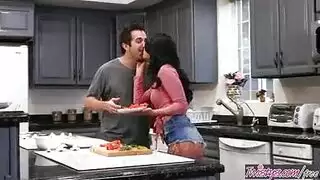 العشاء يمكنه الانتظار: الزوجة تتوسل لوضعية كلابية قاسية على المنضدة