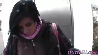 شاب يمارس جنسًا عنيفًا مع فتاة مراهقة