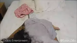 مستعدة للشرج، تفتح مؤخرتها من أجل جلسة سريعة