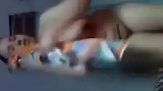 عاهرة عربية عارية في الحمام – تفرق ساقيها للكاميرا