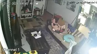 حركة بورن منفردة: تداعب كسها المبلول على الأريكة