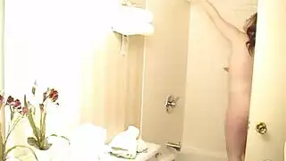 فتاة شقراء وردية تأخذ قذف مني على وجهها