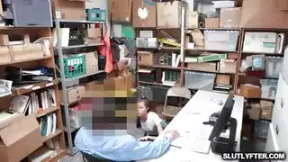 نجمة إباحية تمارس الجنس مع زملائها في علاقة جنسية جماعية في المكتب