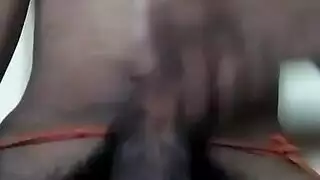فتاة هندية شابة تكشف كسها الحلو في فيلم استمناء إباحي صريح