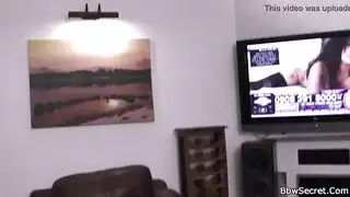 أفلام إباحية في المكتب: فتاة سمراء مفلسة تأخذ قضيب أسود كبير