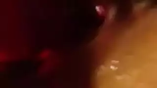 ثعلبة مدبوغة تأخذ قضيبًا عملاقًا لنشوة جامحة