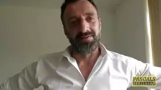 أثداء ضخمة مستعدة لجلسة سريعة لثلاثة