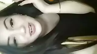 خادمة عربية تتناك في كسها بزبرضخم وتقولي براحة