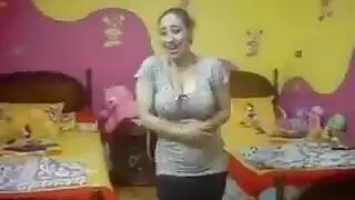 رقص شرقي مصري جامد في غرفة أطفال