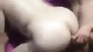 عربية مثارة تأخذ قضيبين في جلسة نيك مزدوج عنيفة