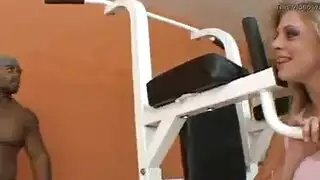 الديوث المخنث يُستغل من قبل سيدة متحولة جنسياً مهيمنة في قصص مصورة ساخنة