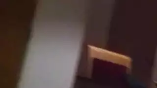 الفتاة الشقراء الجميلة تتعرض للجماع على الوجه وتملأ حلقها في مقطع إباحي