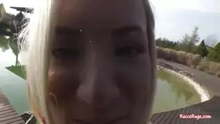 الحراس يمسكون بشقراء وسمراء ويمارسن الجنس بهن على الحائط