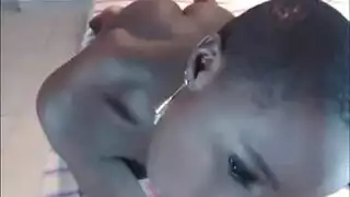 فتاة سمراء تتعرض لجماع شرجي عنيف في وضعية الكلب