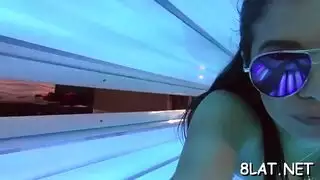 العامل الأسود يضاجعها بعمق