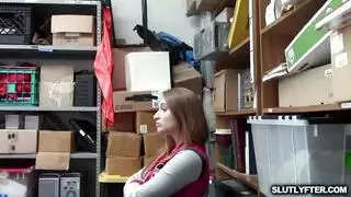 مدرس صارم يضرب فرج هالي مانسون الضيق بعد الفصل