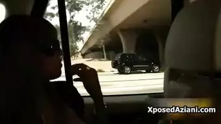 عاهرة متلهفة محاطة بزبابات ضخمة لجلسة نكاح مزدوج مكثفة