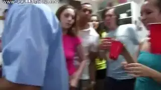 كريمبي في الفصل: الطالبات المشاغبات يبلعن السائل المنوي