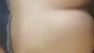 أم داكنة البشرة يتعرض فرجها للتحطيم في فعل قاسي بين فتاتين