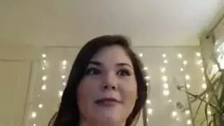 خبازة ممتلئة الصدر تتباهى بمؤخرتها وأثدائها الكبيرة