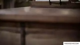 مسافر شاب يتلقى جنس فموي عميق وإيلاج شرجي مع قذف داخلي