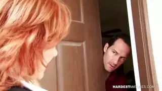 إلهة كاملة القوام تحصل على مؤخرتها الضيقة التي تمت ممارسة الجنس بها بقوة